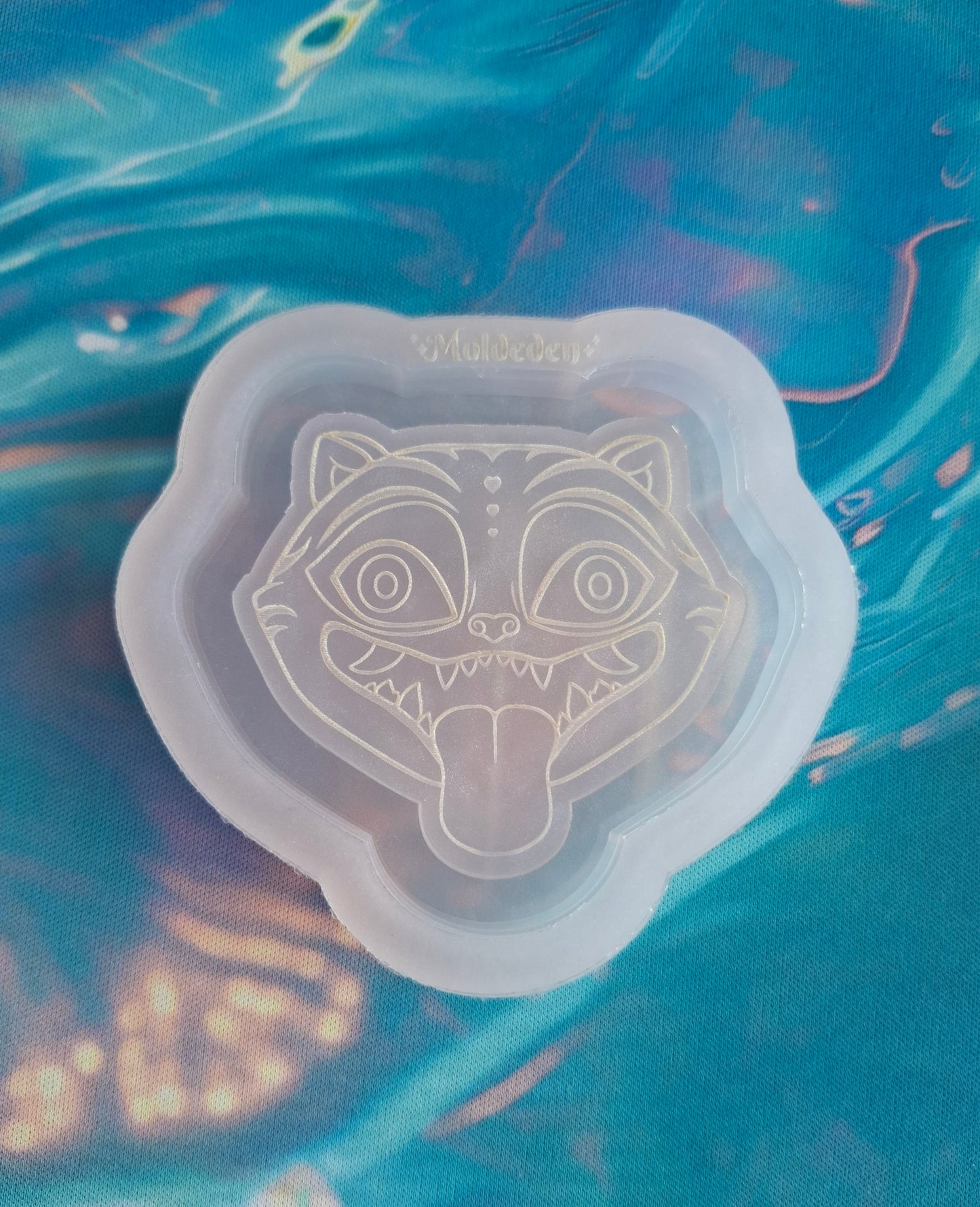 Tiger shaker mold