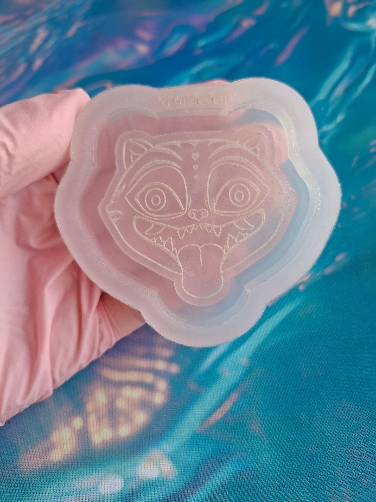 Tiger shaker mold